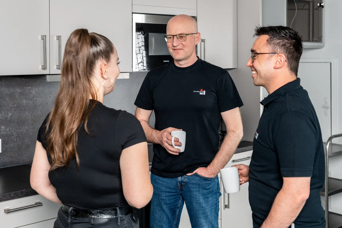 pro-bau Team im Gespräch bei einem regionalen Projekt