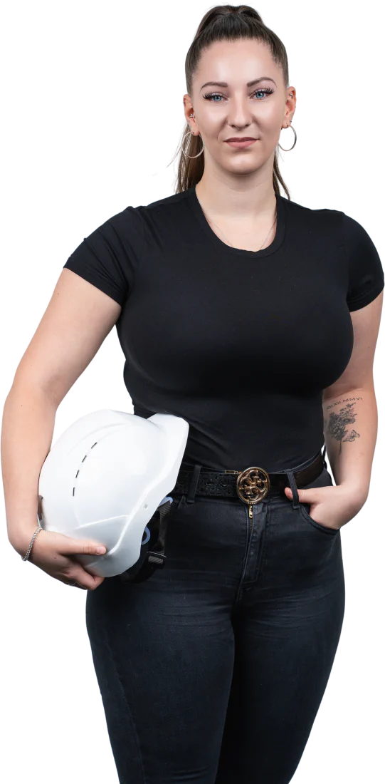 Mitarbeiterin von pro-bau mit Bauhelm
